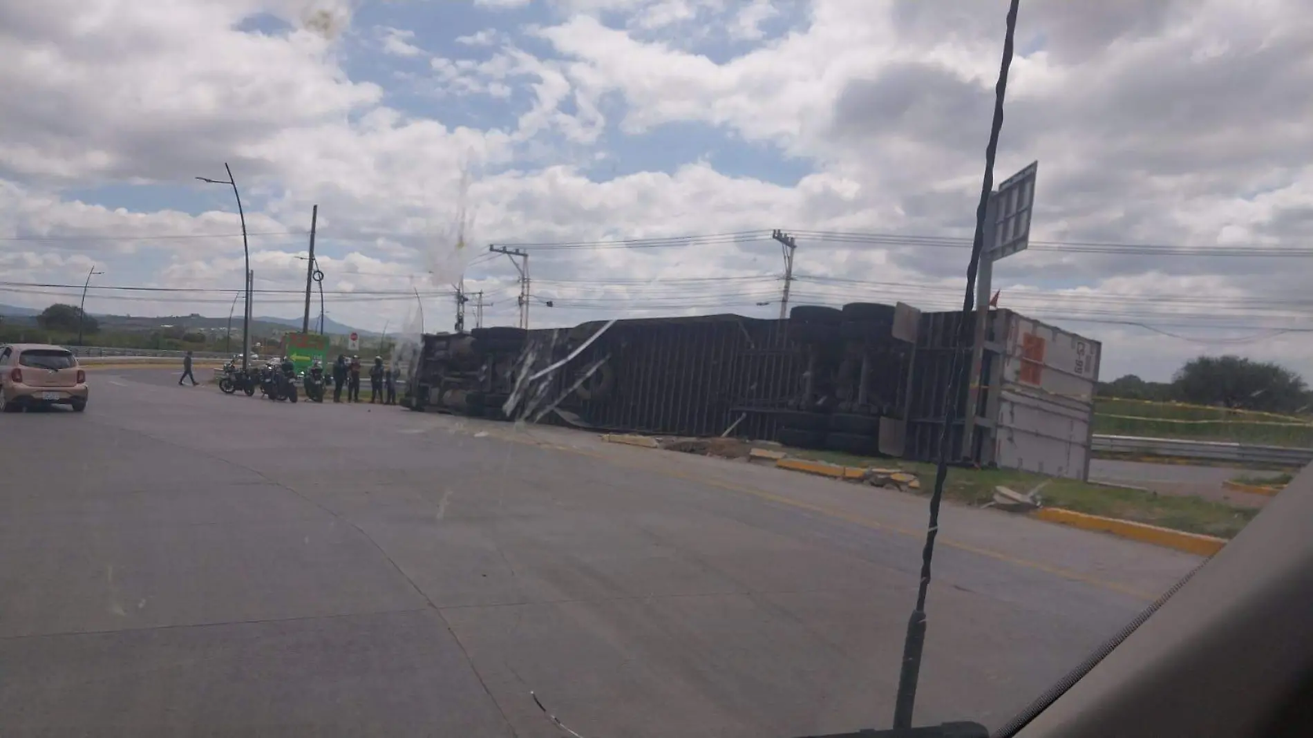 CORTESÍA VOLCADURA TRÁILER